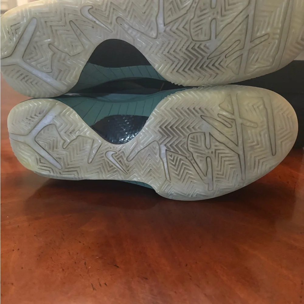 Nike Men's Green Athletic Shoes - Picture 3 of 5
